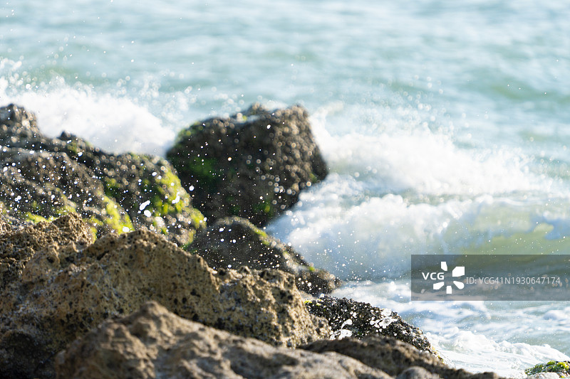 海浪拍打岩石激起的浪花图片素材