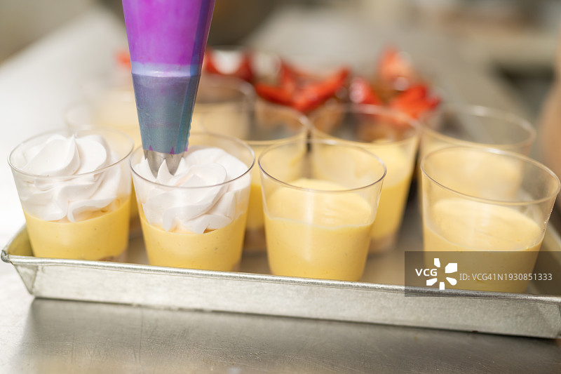 女人品尝柠檬派上的蛋白酥皮图片素材