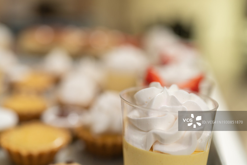 柠檬风味甜点品尝图片素材