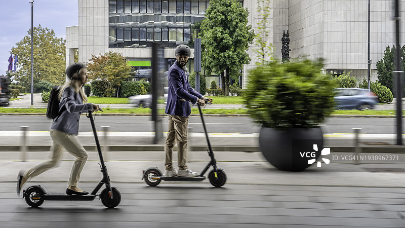 情侣骑电动滑板车图片素材