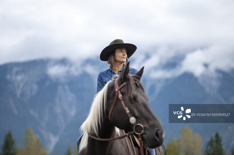 骑马的女牛仔肖像图片素材