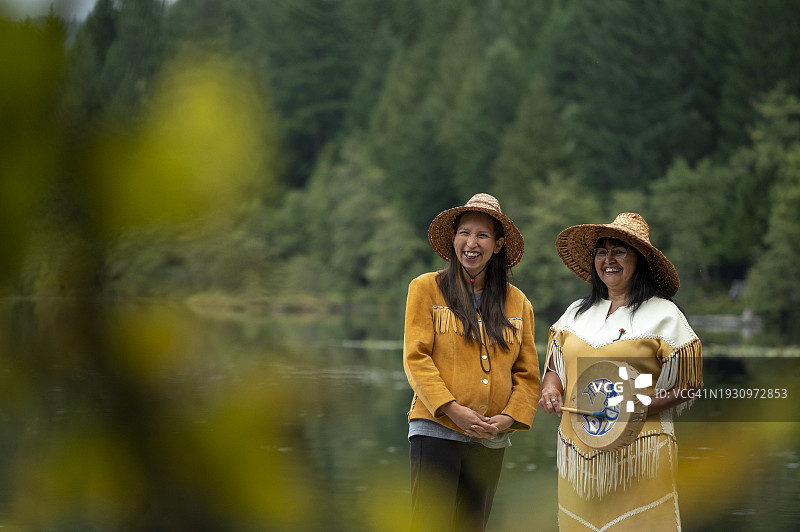 土著妇女一起享受湖泊图片素材