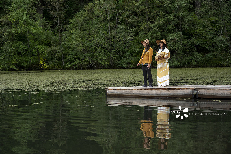 土著妇女一起享受湖泊图片素材