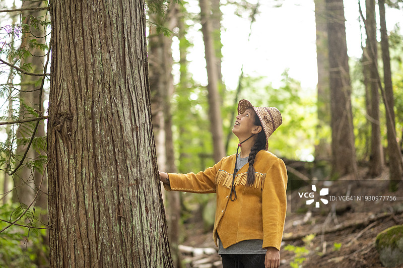 森林中的土著妇女肖像图片素材