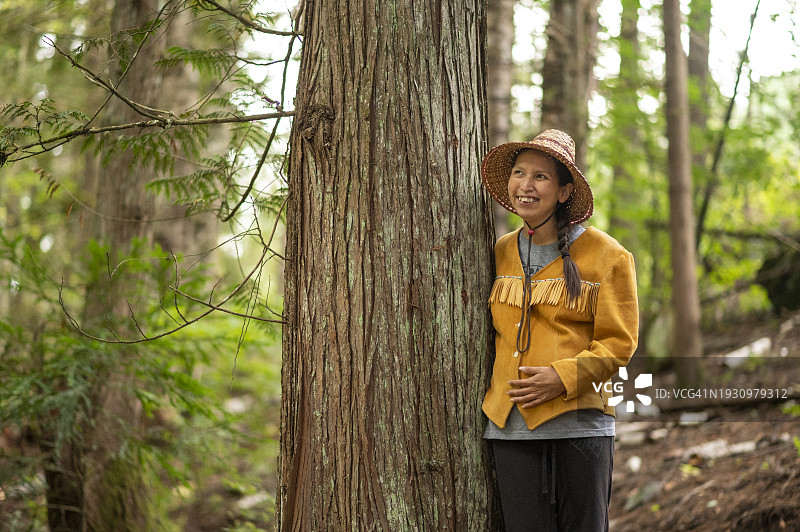 森林中的土著妇女肖像图片素材