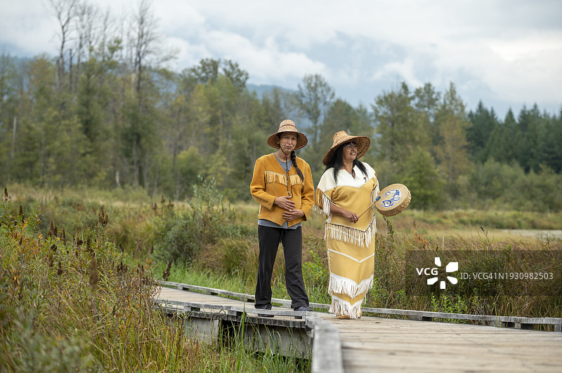 原住民妇女走在木板路上图片素材