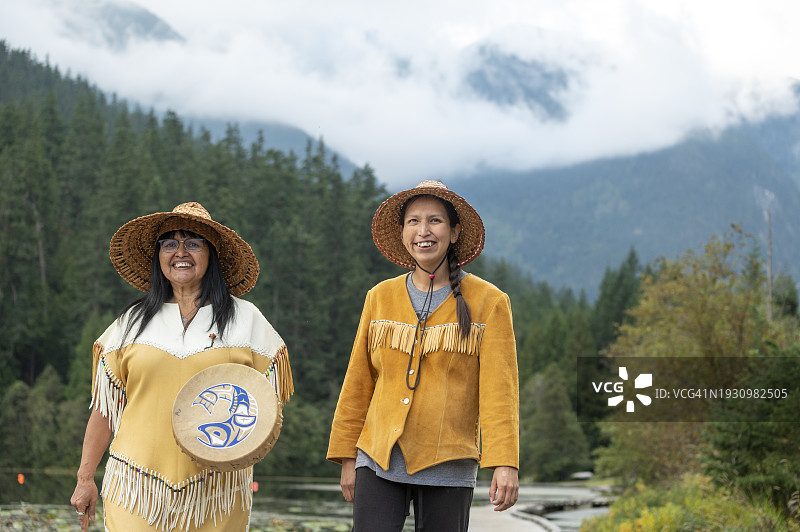 原住民妇女走在木板路上图片素材