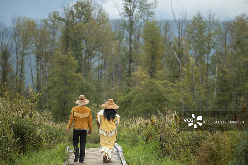 原住民妇女走在木板路上图片素材