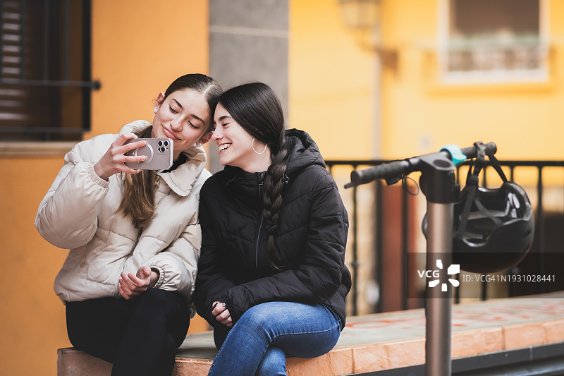 朋友们骑电动滑板车出游时的自拍图片素材