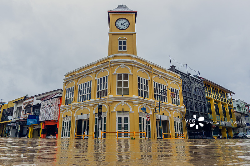 普吉老镇或渣打银行，多年来首次在泰国普吉岛被洪水淹没，是游客们喜爱的拍照地点。图片素材