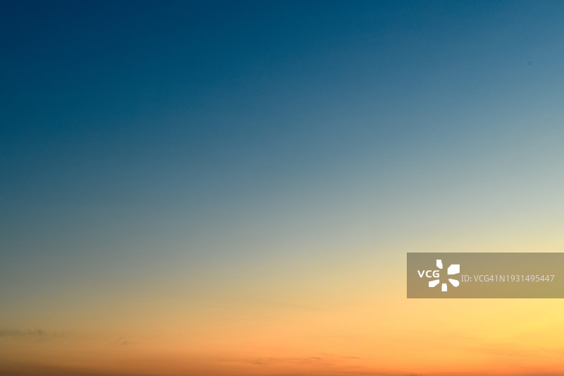 日出时的天空图片素材