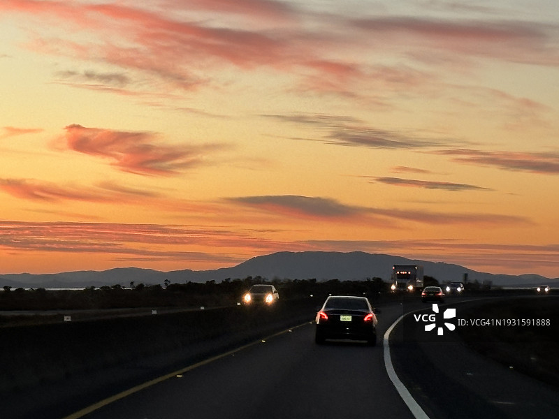 加州瓦列霍37号公路日落时分的车流图片素材