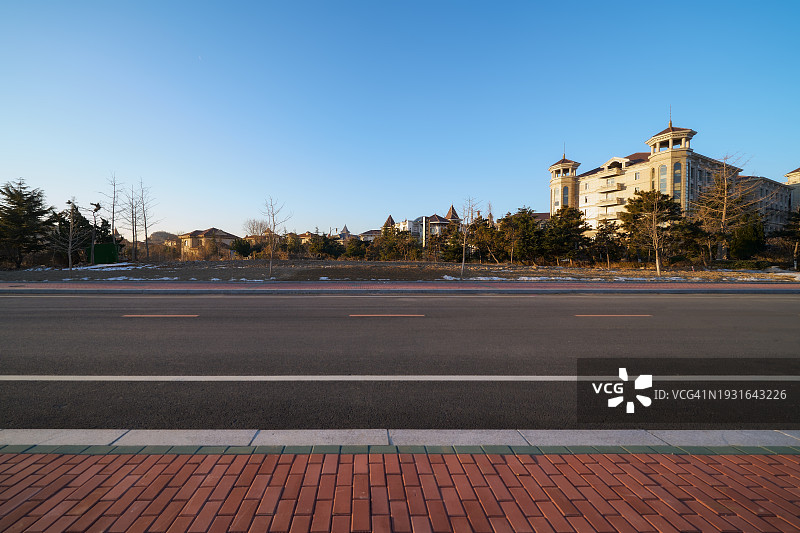 日出时空旷的道路侧面图图片素材