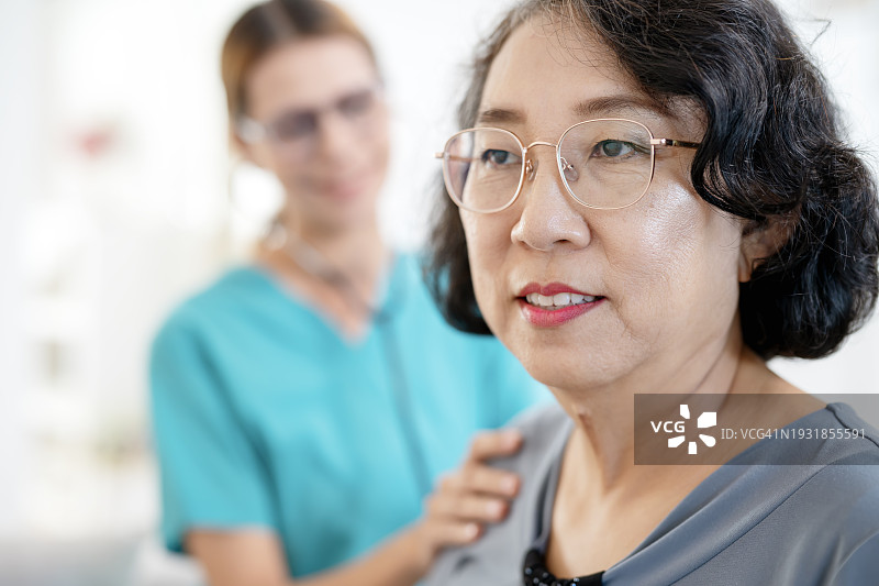 居家养老服务：老年人健康维护，女医生上门用听诊器为老年患者进行健康咨询图片素材