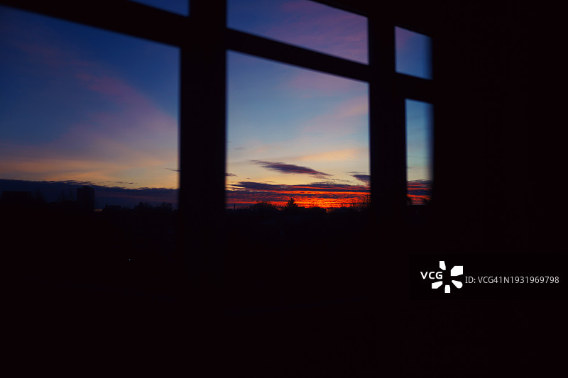 窗户轮廓与背后的日落图片素材