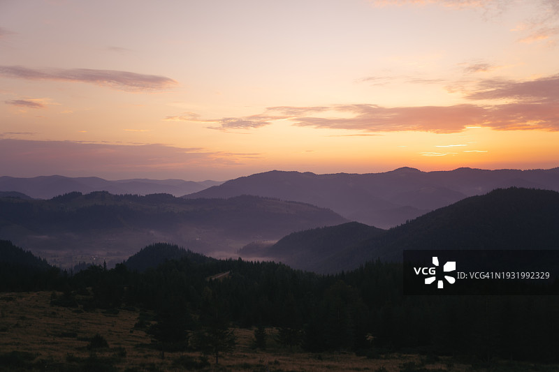 喀尔巴阡山脉的日落图片素材