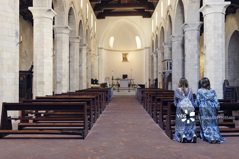 少女和母亲在教堂祈祷图片素材