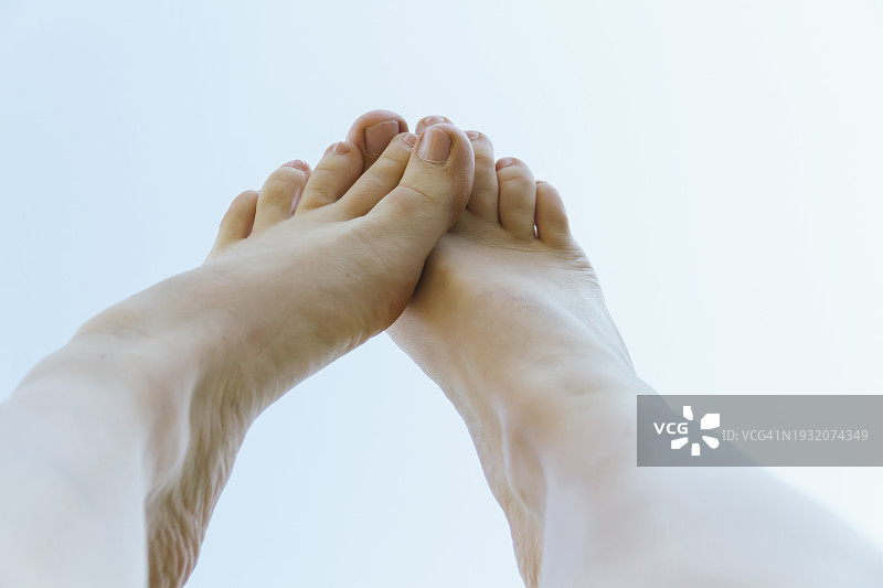 蓝天下高抬腿的女人图片素材