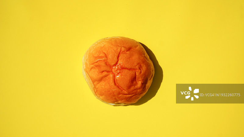 蜂蜜甜面包平铺黄色背景图片素材