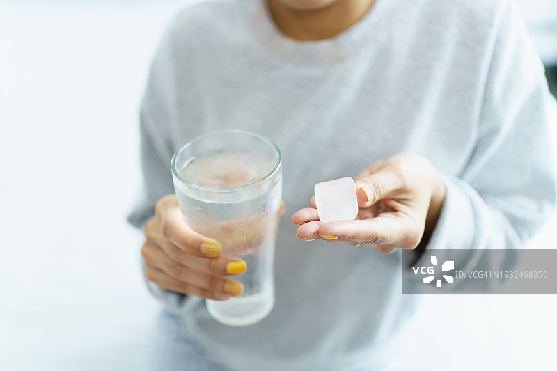 牙疼的亚洲女人图片素材