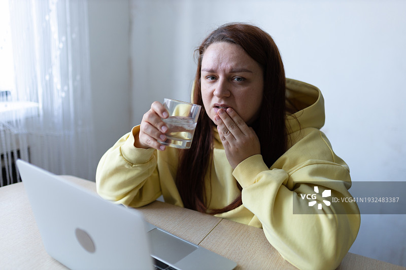 冷水引起的牙痛和牙齿敏感图片素材