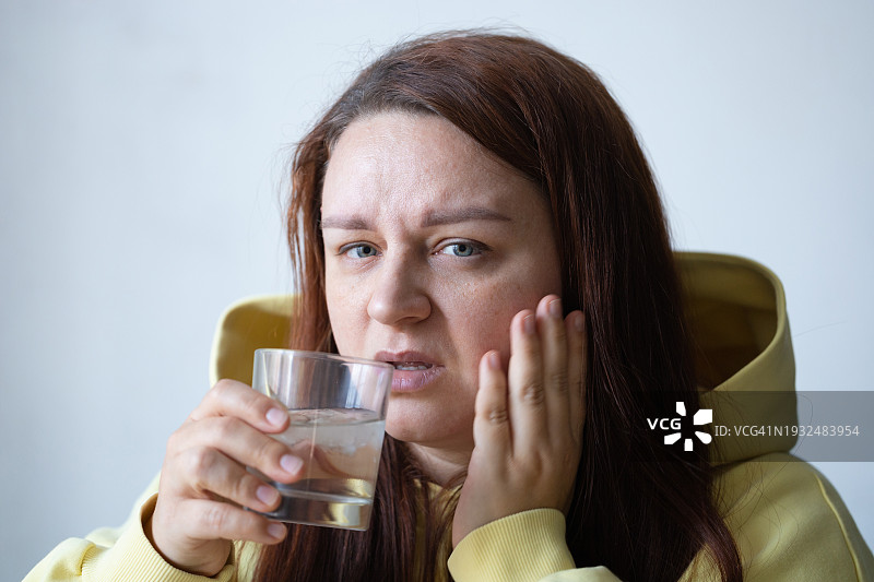 冷水引起的牙痛和牙齿敏感图片素材