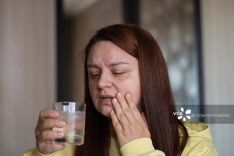 冷水引起的牙痛和牙齿敏感图片素材