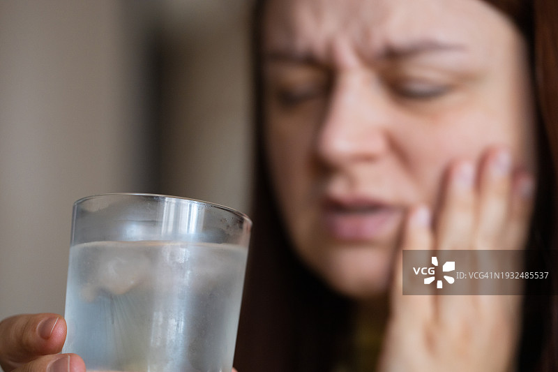 冷水引起的牙痛和牙齿敏感图片素材