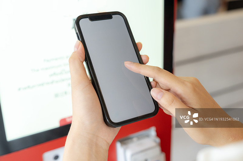 年轻女人在餐厅的自助点餐机上点餐图片素材