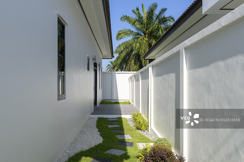 步道与现代住宅内的小花园图片素材