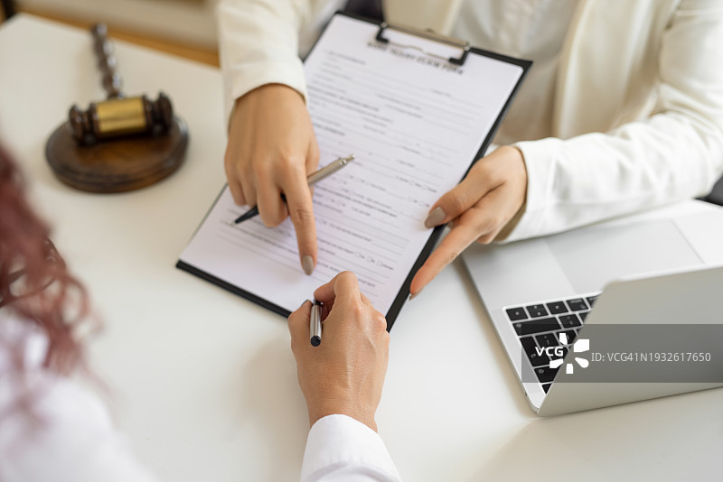 律师在律师事务所解释法规合同并与顾问讨论图片素材