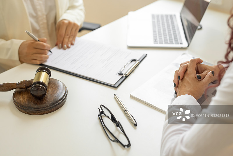 商务女性与律师讨论合同图片素材
