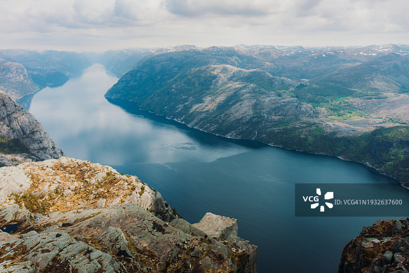 男子在挪威圣坛岩欣赏田园风光的高角度照片图片素材