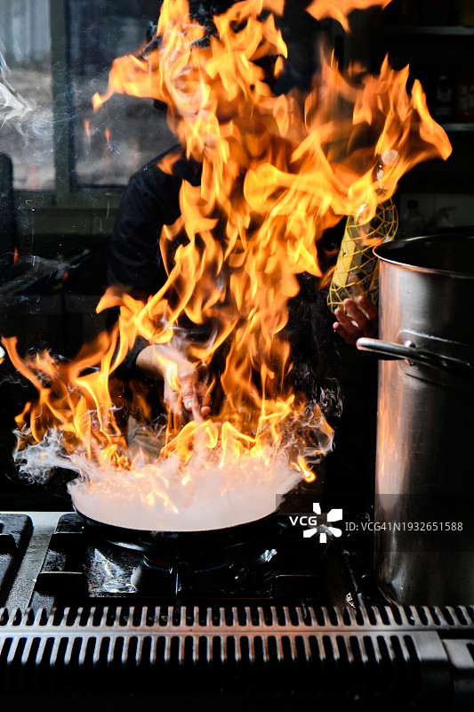 火焰炙烤煎锅图片素材