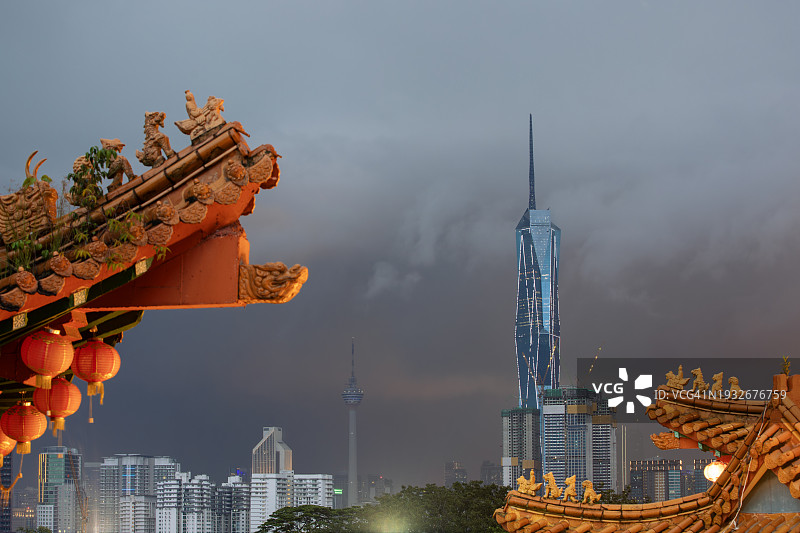 吉隆坡城市天际线下装饰过的中国寺庙屋顶图片素材