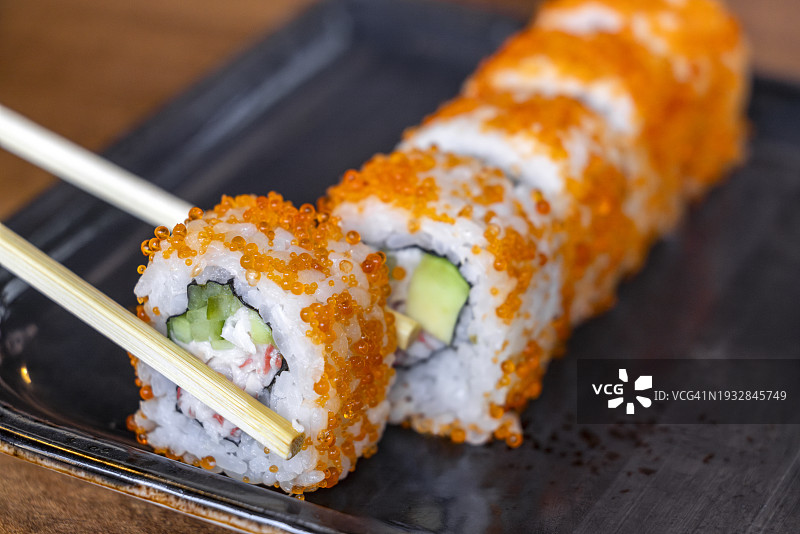 三文鱼奶酪鱼子酱寿司卷图片素材