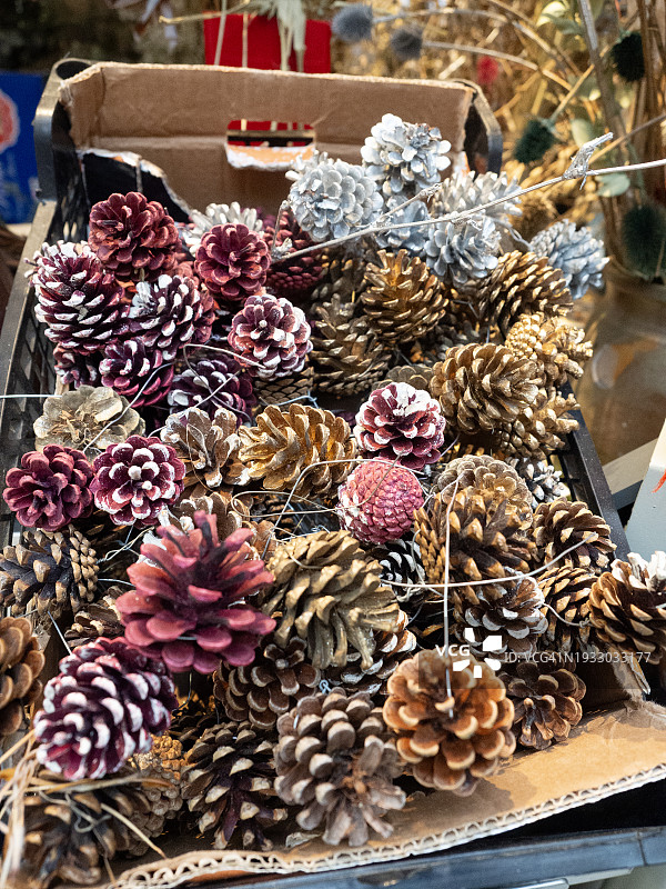 市场摊位上出售的圣诞节松果图片素材