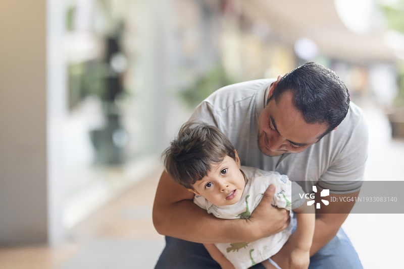 父亲抱着儿子的肖像图片素材