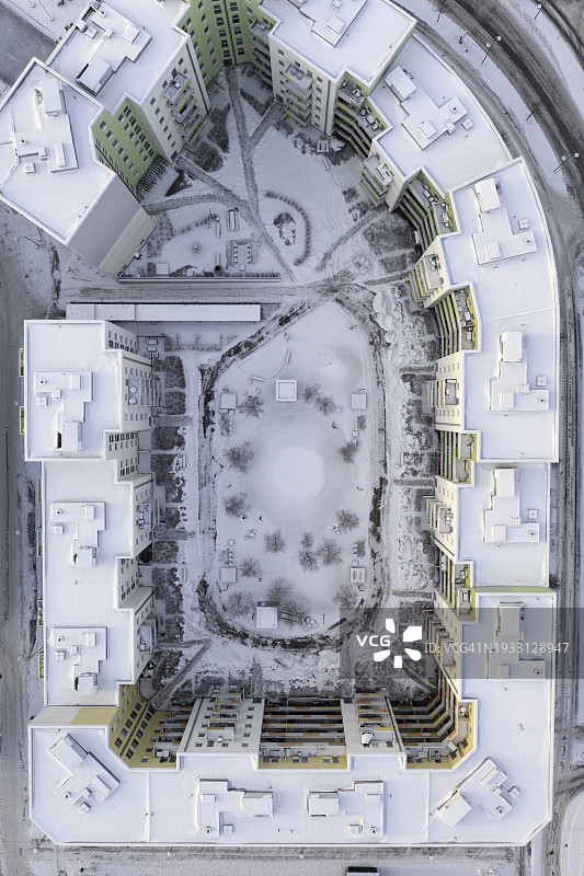 冬季带内庭院的公寓楼群俯视图图片素材