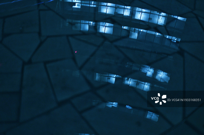 夜间喷泉倒影中的办公室图片素材