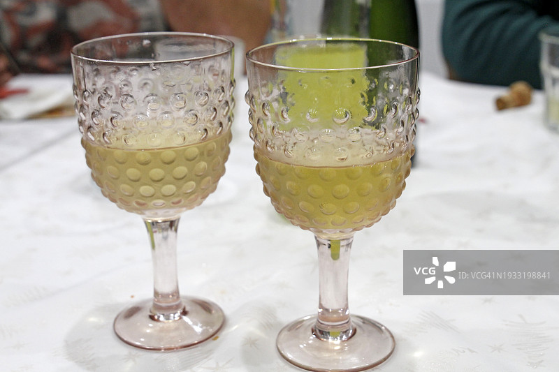 桌上的两杯香槟图片素材