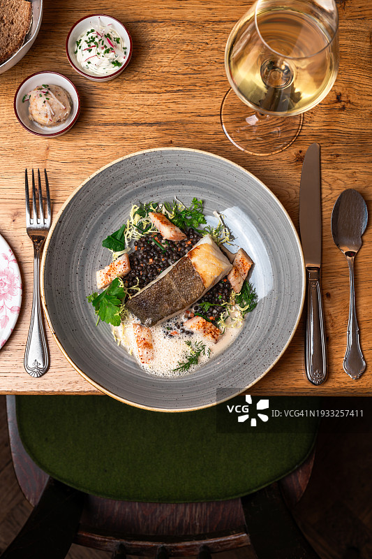 米其林星级餐厅供应的扁豆、泡沫酱汁肉汁佐餐白鱼片图片素材