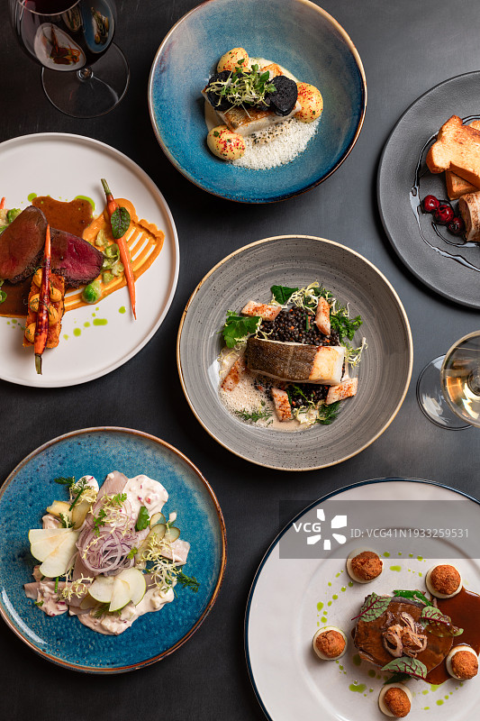 米其林星级餐厅的肉类、鱼类和牛排菜肴图片素材