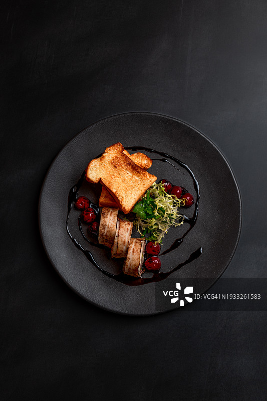 米其林餐厅的鹿肉酱鸭胸肉配黑醋樱桃图片素材