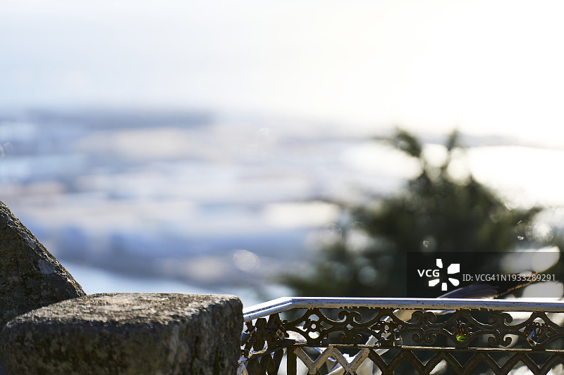 前景中带有金属扶手的凉亭，可欣赏城市景观，正面视角图片素材