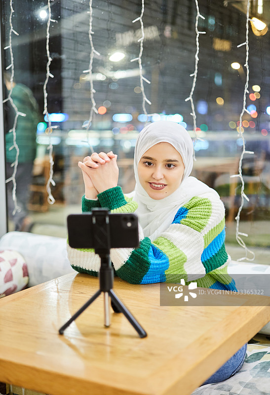 快乐的穆斯林女视频博主直播图片素材