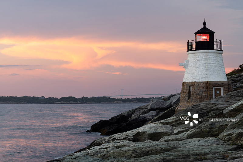 城堡山灯塔内的红光图片素材