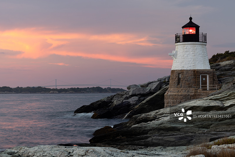 克莱本·佩尔大桥和城堡山灯塔的日落光芒图片素材