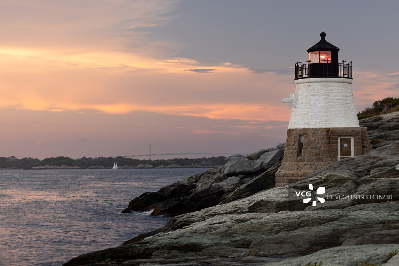 克莱本·佩尔大桥远景下的城堡山灯塔图片素材