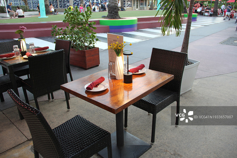 林肯路上的户外咖啡馆桌椅图片素材